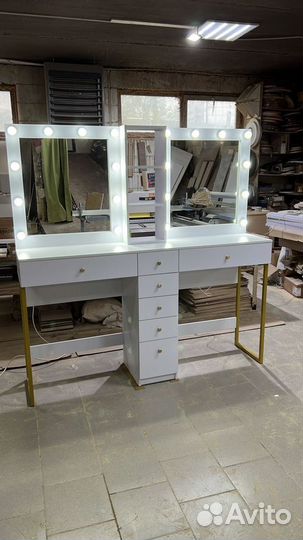 Гримерное зеркало с лампочками