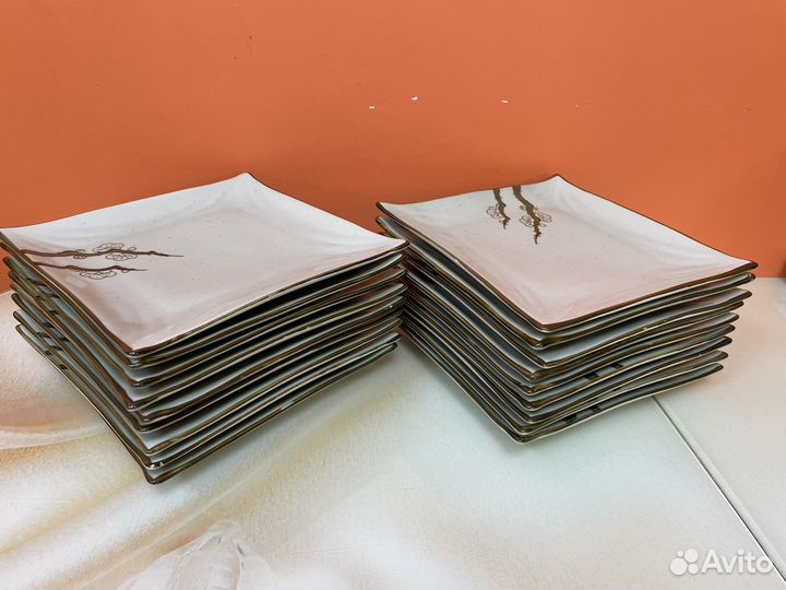 Квадратные тарелки и соусники для японской кухни