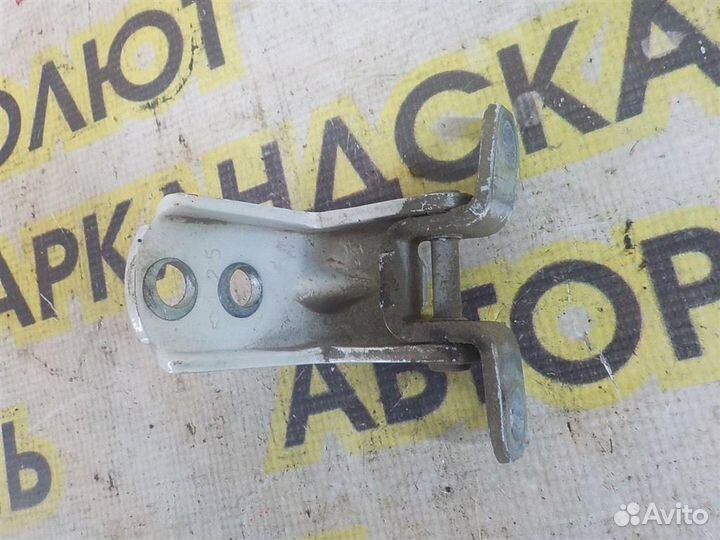 Петля двери задней правой нижняя Nissan Pathfinde