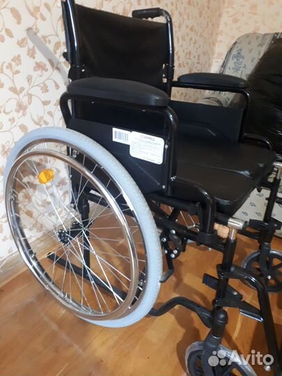 Коляска с санитарным оснащением armed