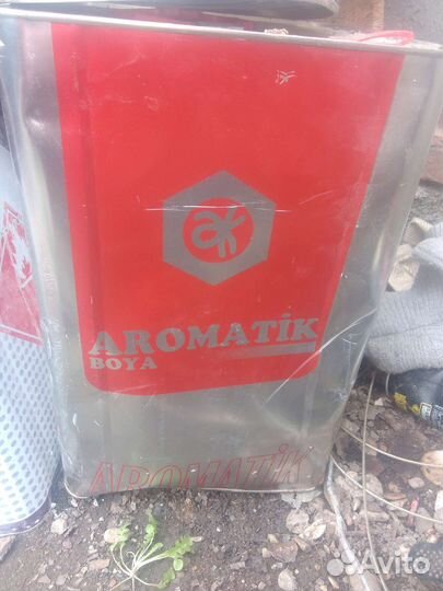 Вроде какой-то лак 2канистры запечатаны