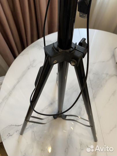 На доставке уже Кольцевая лампа со штативом