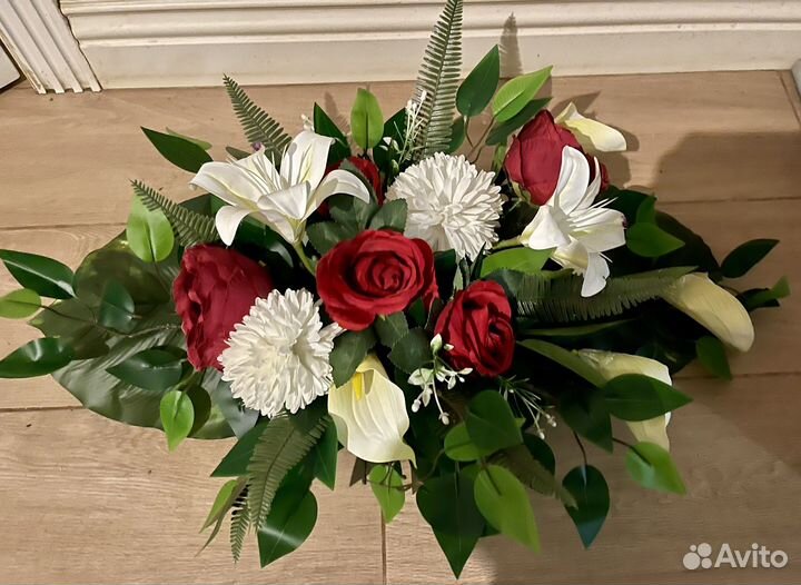 Искусственные цветы на кладбище