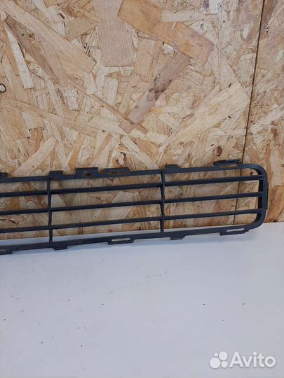 Нижняя решетка бампера Toyota Avensis 2