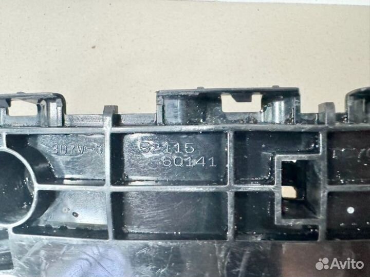 Направляющая бампера передняя правая Toyota Land