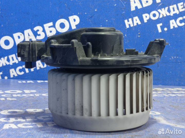 Моторчик печки Toyota Yaris хэтчбек 2NZ 2010