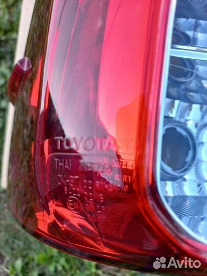 Фонарь задний левый Toyota Hilux 825610k261