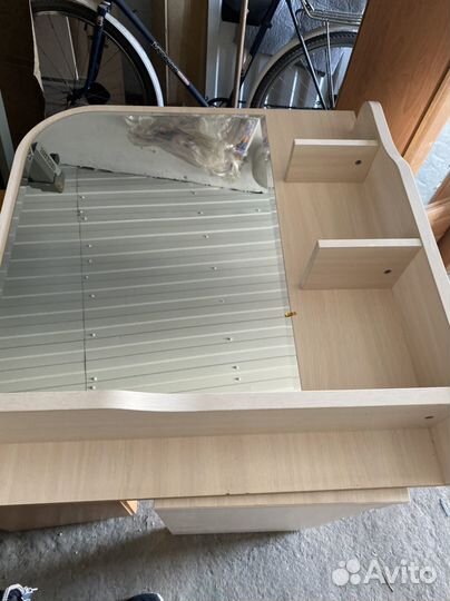 Туалетный столик с зеркалом