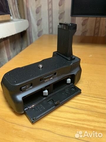 Батарейная ручка на Canon EOS 77D/800D