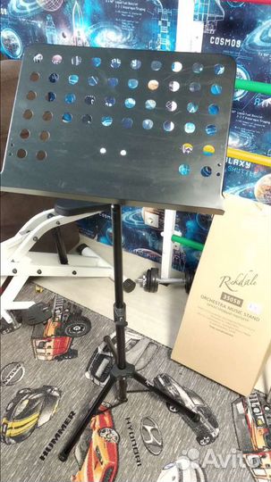 Оркестровый пюпитор, удобен в качестве мольберта