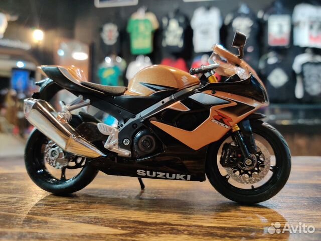 Модель мото 1:12 Suzuki GSX-R 1000 Gold