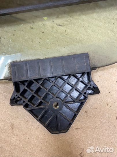 Стекло двери заднее левое Audi A8 D3 BVJ 2006