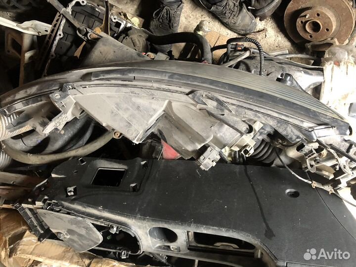 Mitsubishi Grandis правая фара оригинал галоген