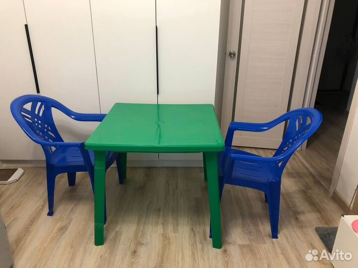 Пластиковые стол и стулья дачные