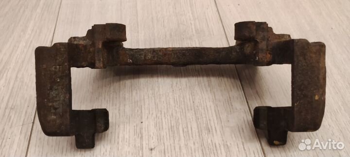 Скоба суппорта переднего левого 8251315 Volvo S80