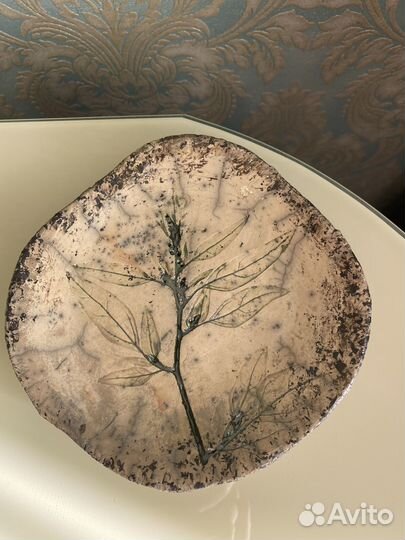 Керамическая тарелочка с отпечатком травы