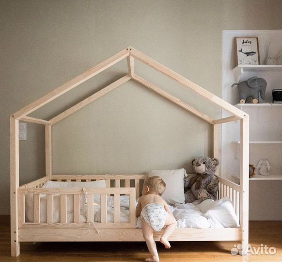 Детская кровать домик из дерева