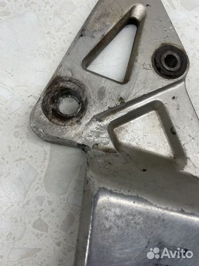 Кронштейн подножки Suzuki RF400 №46