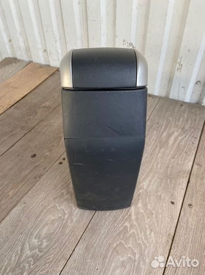 Подлокотник передний Toyota Auris E150 1ZR-FE 2007