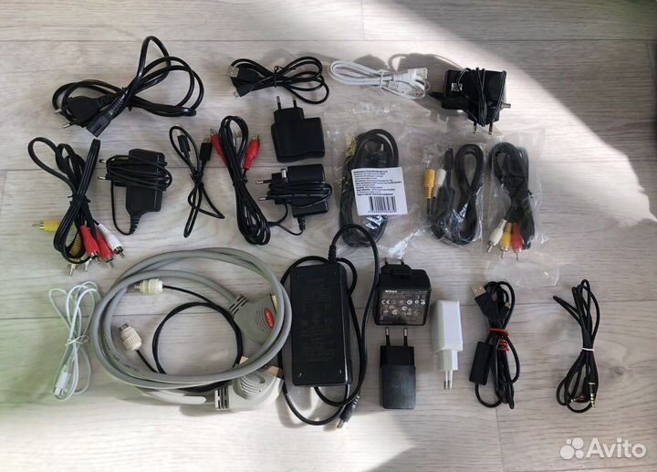 Зарядное устройство,кабели,переходники