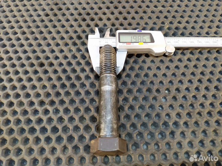 1381746 Болт амортизатора заднего