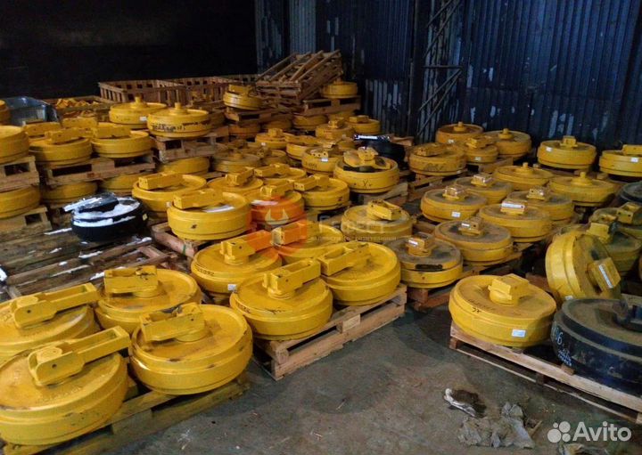 Колесо направляющее Hitachi ZX350LCH-3G 9070826