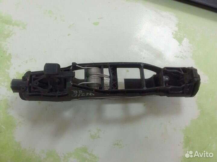 Наружняя ручка двери задняя правая Mercedes Benz E