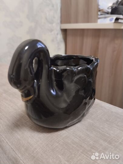 Кашпо горшок для цветов лебеди