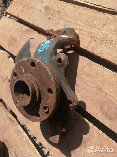 Кулак поворотный передний правый Volkswagen Sharan