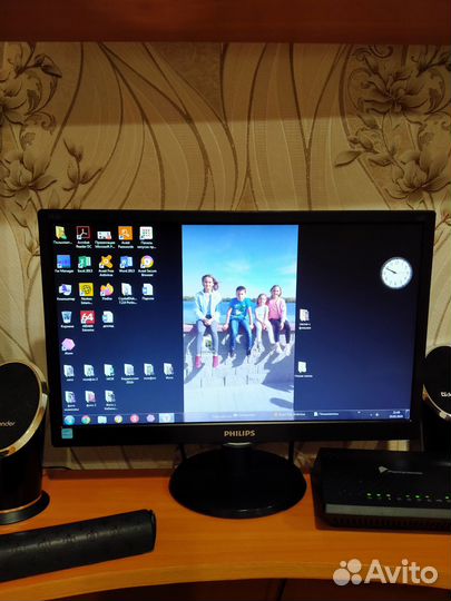 Настольный компьютер с монитором и колонками