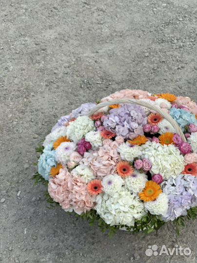 Цветы в корзине