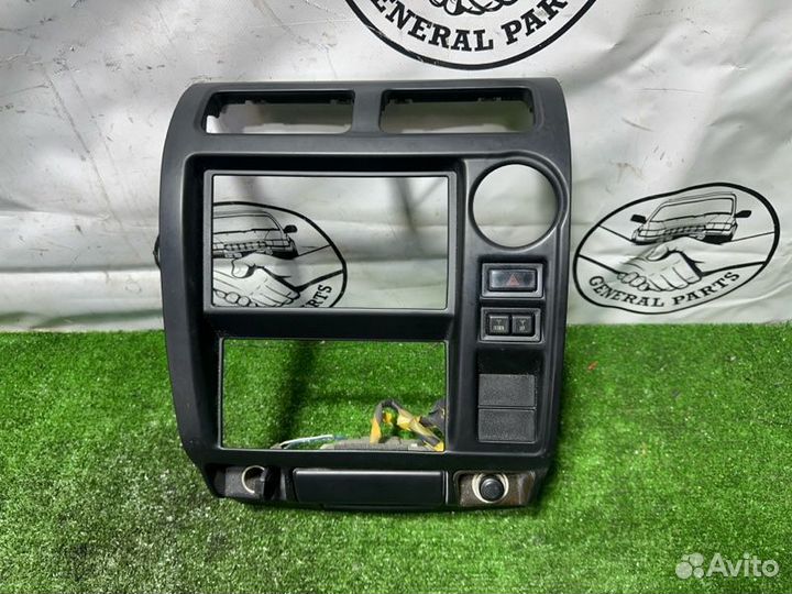 Консоль магнитофона передний Toyota Land Cruiser