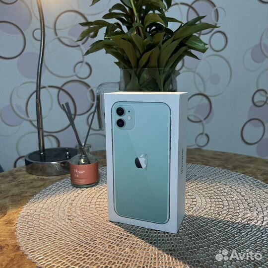 Коробка от iPhone 11 зеленого цвета