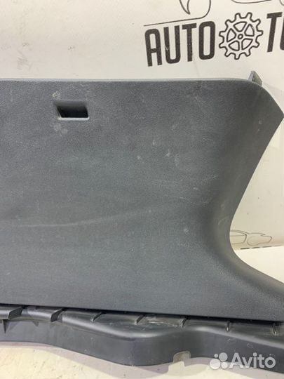 Обшивка багажника правая Nissan Terrano D10