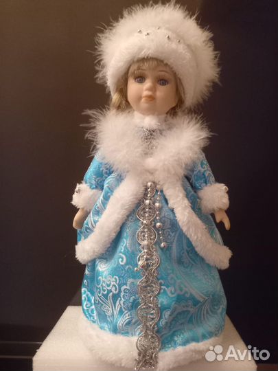 Дед мороз и снегурочка под елку