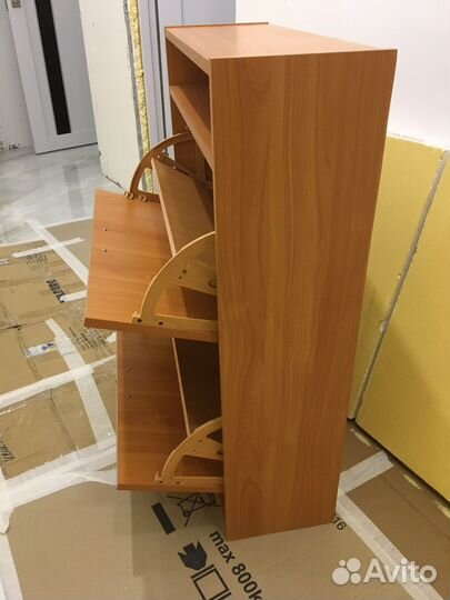 Обувница, зеркало и кровать