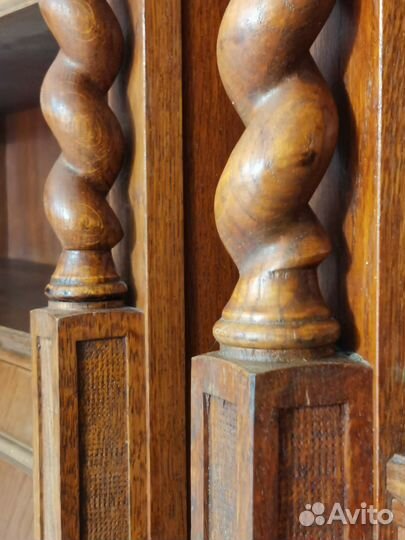 Книжный шкаф старинный