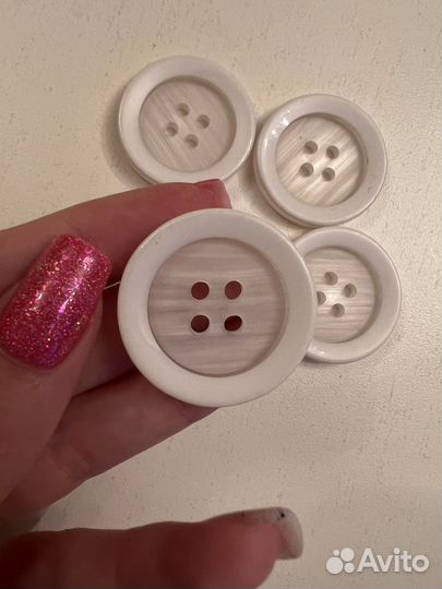 Пуговицы белые