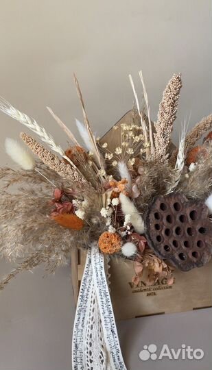 Сухоцветы в деревянном конверте