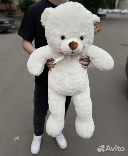 Плюшевый мишка размером 1 м