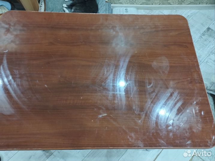 Стол на металлических ножках