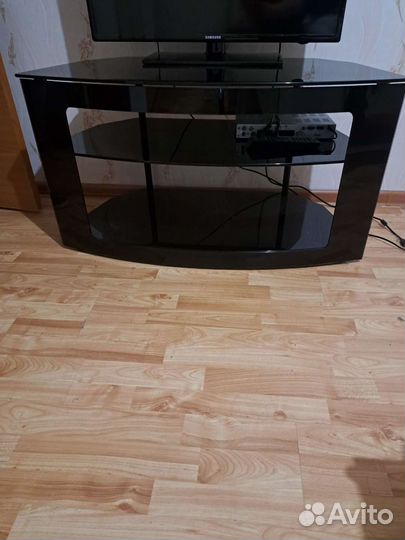 Стеклянная тумба под тв
