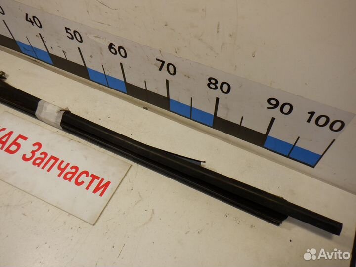 Уплотнитель стекла двери VW Touran