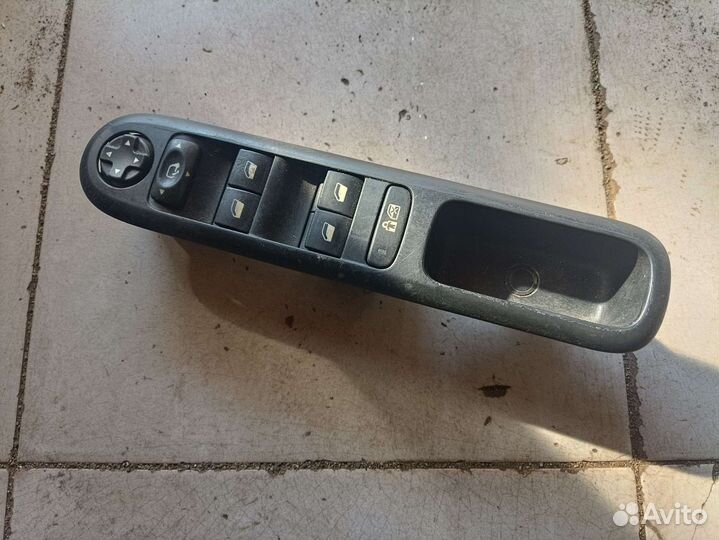 Блок управления стеклоподъемниками Peugeot 3008