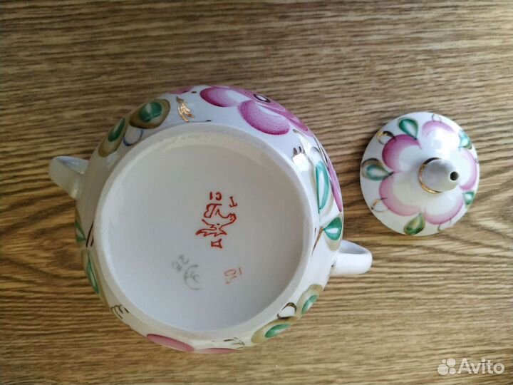 Сахарница и блюдца