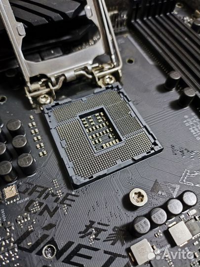 Материнская плата Asus rog strix z390-E gaming