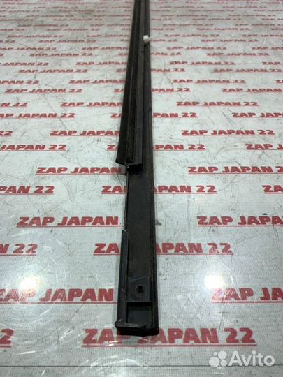 Молдинг стекла передний правый Mitsubishi Delica