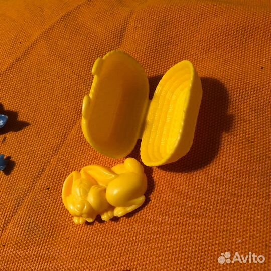 Россыпь деталей и фигурки из киндер сюрприза