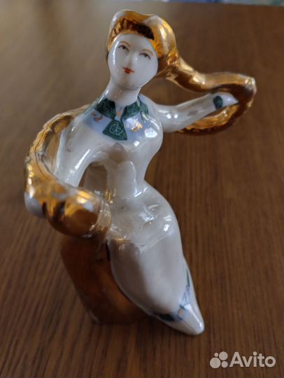 Статуэтка фарфоровая 