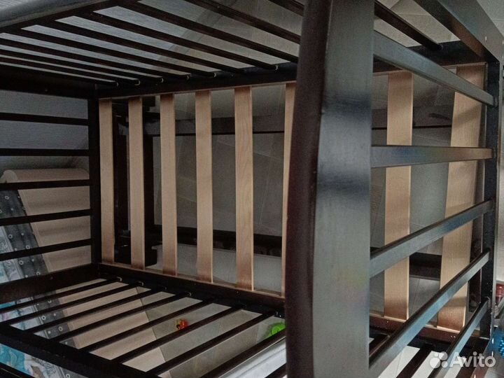 Детская кроватка с маятником